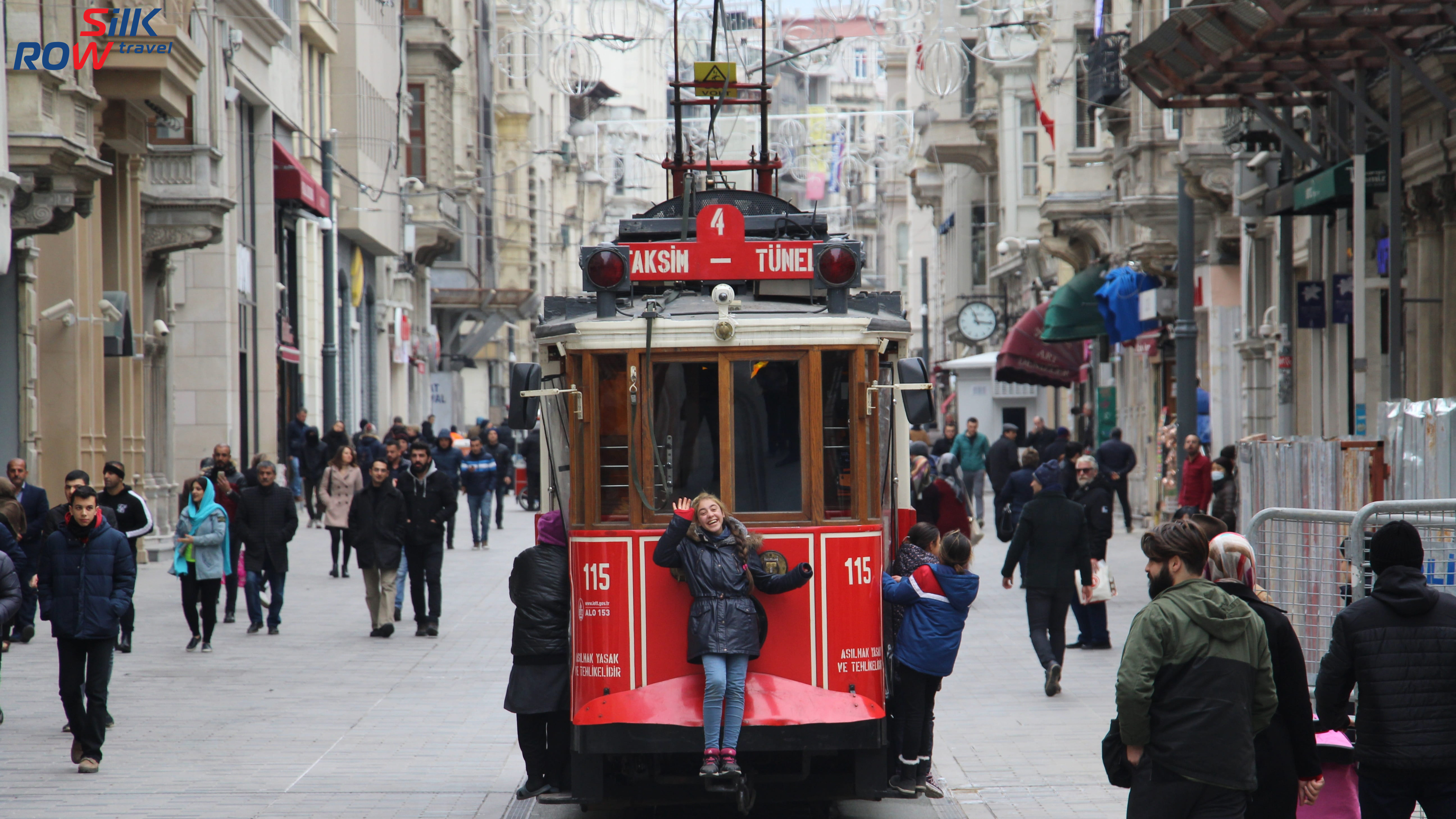Таксимо район стамбула. Таксим Истикляль Стамбул. Площадь Таксим и улица Истикляль в Стамбуле. Трамвай на Истикляль в Стамбуле. Стамбул, Бейоглу, площадь Таксим.